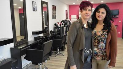 Avoir Images Une Mere Et Sa Fille Ouvrent Leur Salon De Coiffure Nord Littoral dernière par