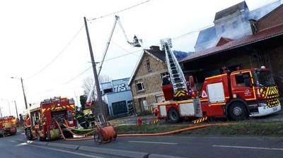 Location Fourgon Leroy Merlin
 - Un Batiment En Feu En Face De Leroy Merlin Nord Littoral