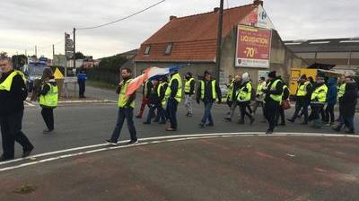 Les Gilets Jaunes Se Réfugient Au Rond Point Du Faubourg De